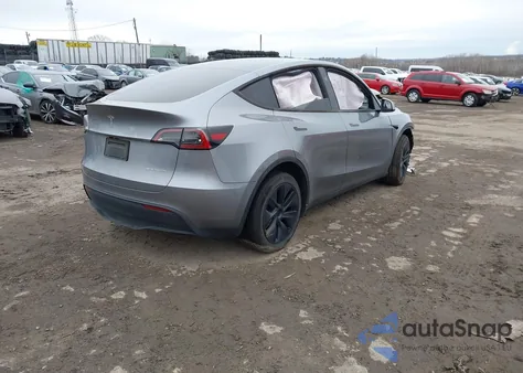 2025 Tesla Model Y Long Range Dual Motor All-Wheel Drive z USA, uszkodzony, nr VIN 7SAYGDEE0SA338433
